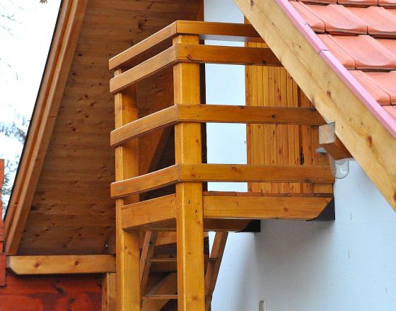 Factor “2 in 1” Színezett Alapozó És Vastaglazúr, tölgy színben, 1 rétegben. Fedés: Factor Vastaglazúr, kőris színben, 2 rétegben.